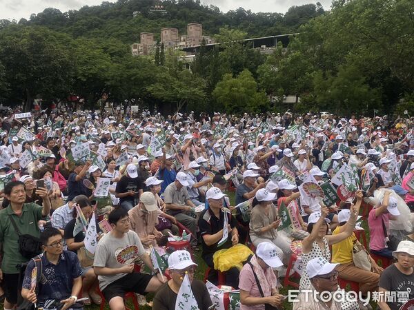 ▲▼剛開始，快5點的人潮，「726台北同意罷」大安文山場。（圖／記者黃國霖攝）
