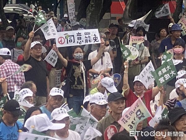 ▲▼剛開始，快5點的人潮，「726台北同意罷」大安文山場。（圖／記者黃國霖攝）