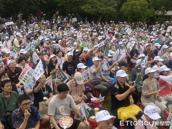 ▲▼剛開始，快5點的人潮，「726台北同意罷」大安文山場。（圖／記者黃國霖攝）