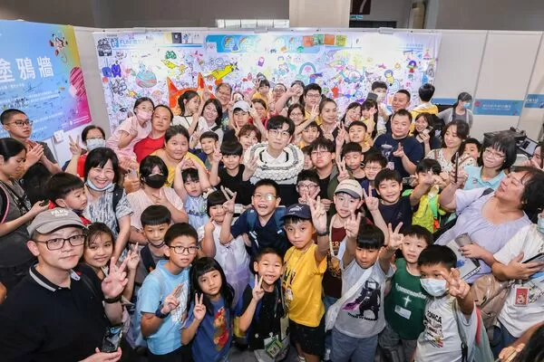 ▲積木國王大黑白在色彩繽紛的星際塗鴉牆前與民眾合影，為「FUN!嗜100」的共創藝術活動畫下精彩句點。(圖／貿協提供)