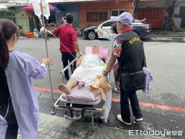 ▲▼屏東恆春宮廟活動，8位民眾遭鞭炮炸傷。（圖／記者陳崑福翻攝）