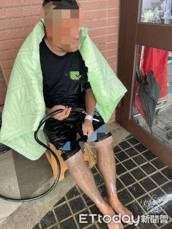 ▲▼屏東恆春宮廟活動，8位民眾遭鞭炮炸傷。（圖／記者陳崑福翻攝）
