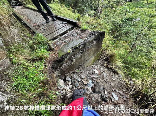 ▲玉山主峰線步道約4.1公里處的27、28號棧橋受薇帕颱風強降雨影響而路基塌陷，將暫時持續封園。（圖／翻攝「玉山國家公園」臉書粉專）