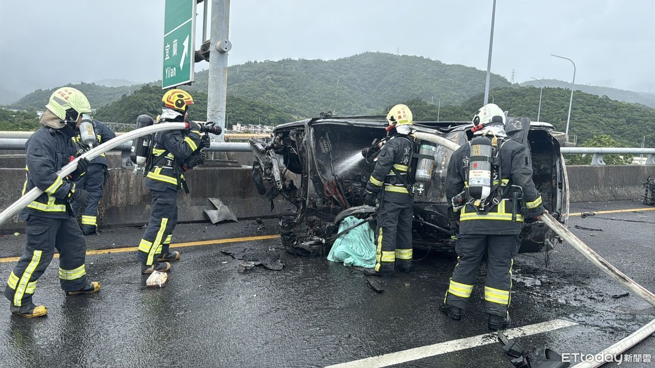 快訊／國5北向54公里火燒車！駕駛卡車內慘死　全線封閉