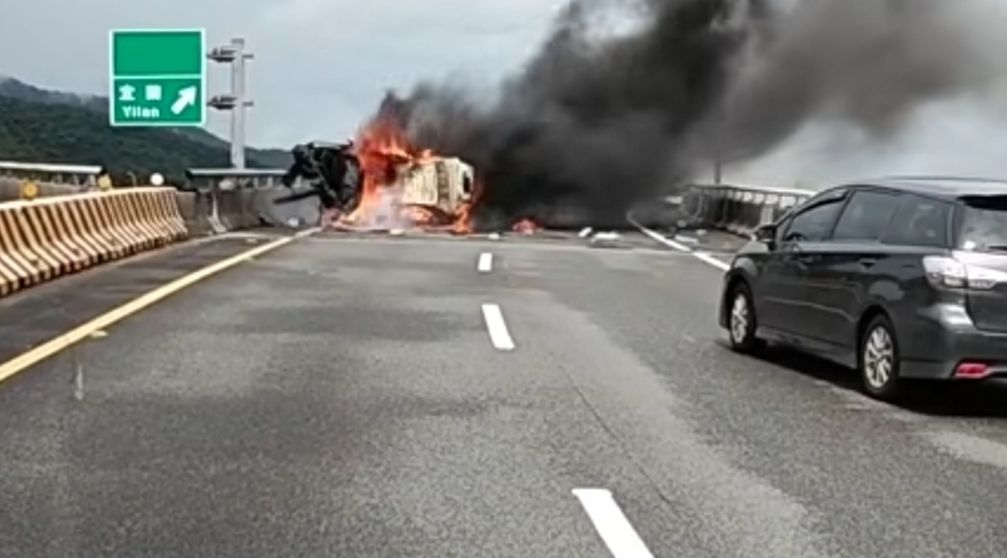 國5火燒車27歲女駕駛慘死！疑車速過快彎道撞護欄釀悲劇