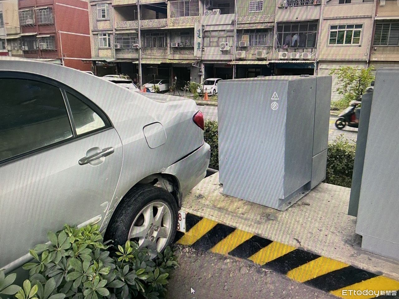 高雄小轎車遭大貨車追撞轉圈！車尾卡安全島...掃電箱冒火花