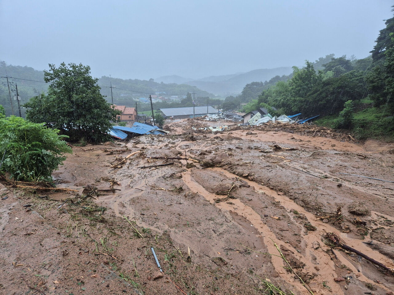 南韓超商倒塌「掉進水裡」　200年極限暴雨5天奪10命