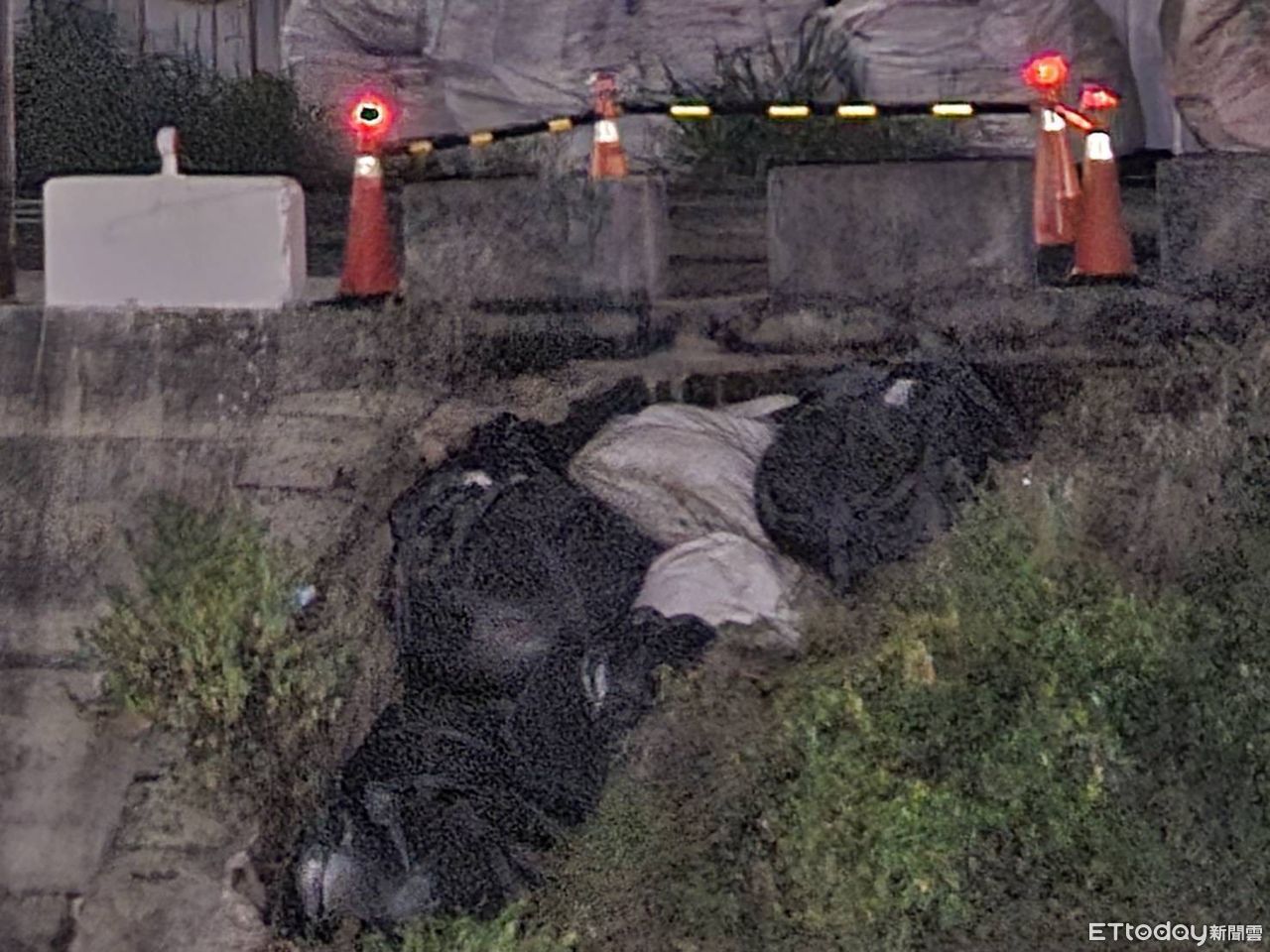 大雨+洪水！台中海線道路地基遭掏空露出大洞　市府急搶修