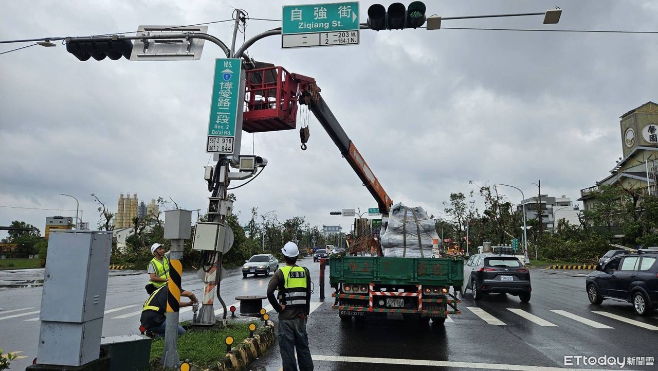 挺南部人！高雄1807人支援風災重建　2週清180道路、修復19校