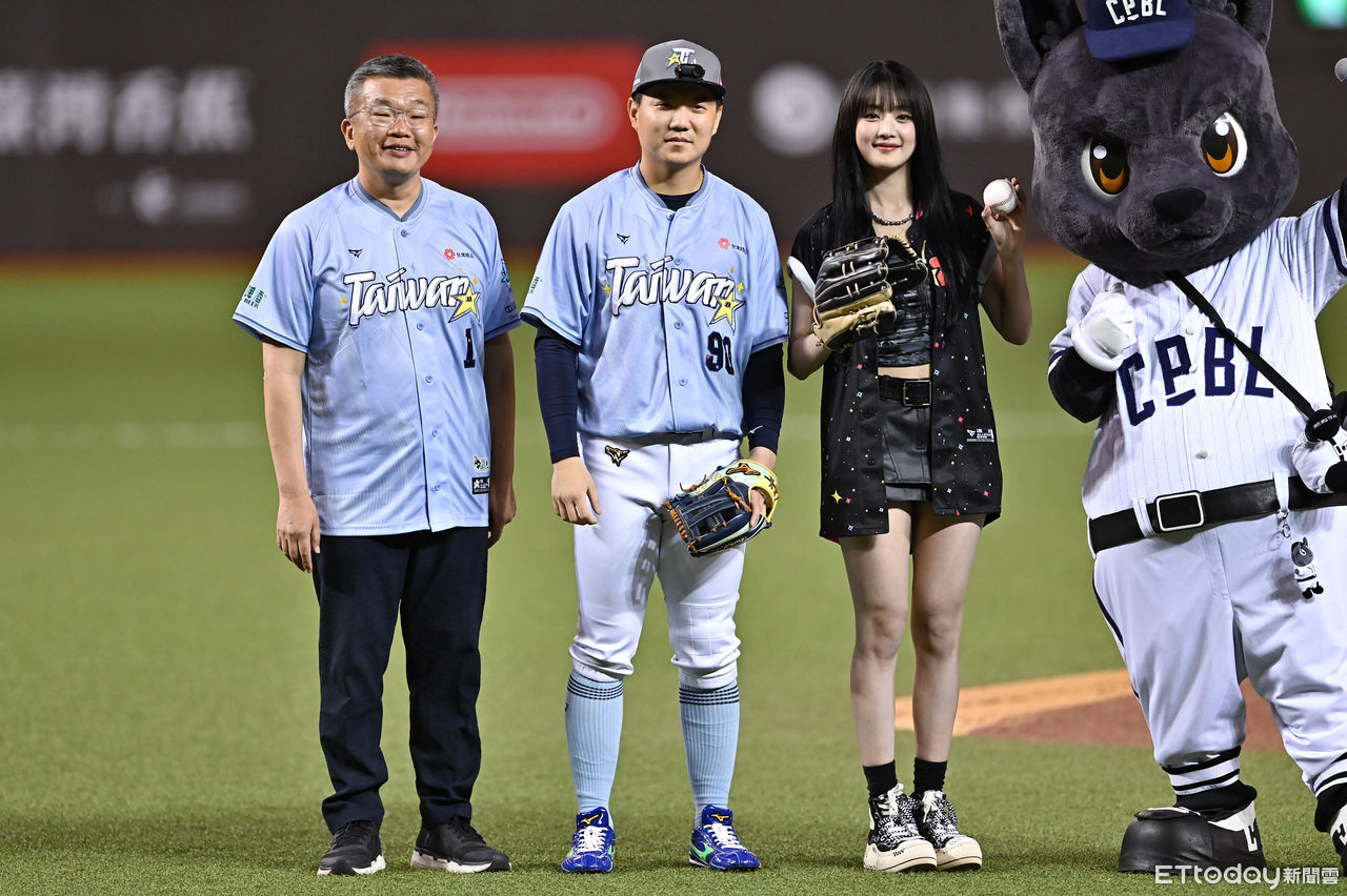 ▲▼2025中職明星賽，開球嘉賓i-dle Minnie2025，江坤宇擔任接球捕手。（圖／記者李毓康攝）