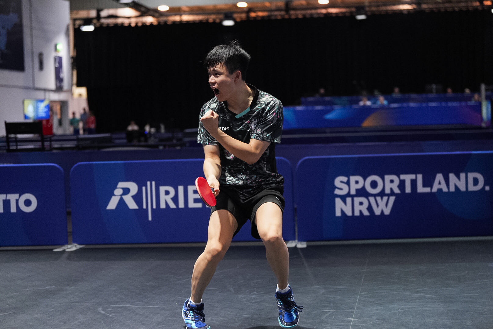 ▲▼2025年德國萊茵魯爾世大運桌球團體賽金牌戰，馮翊新獨攬2點率隊摘下歷史性的金牌。（圖／大專體總提供）