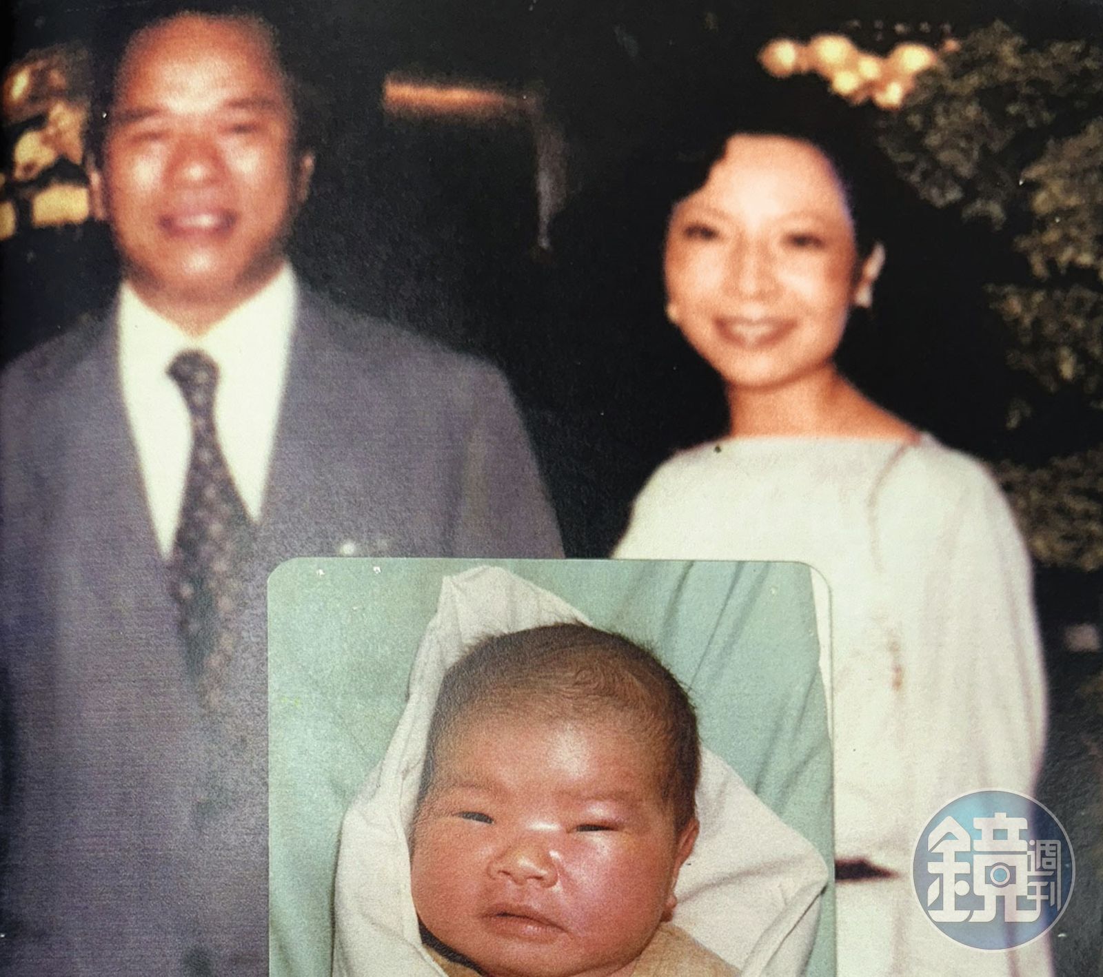 陳麗如（右）提出與吳火獅（左）四十多年前的合影，以及陳子婷1984年出生時的照片，證明女兒是吳家血緣。（讀者提供）