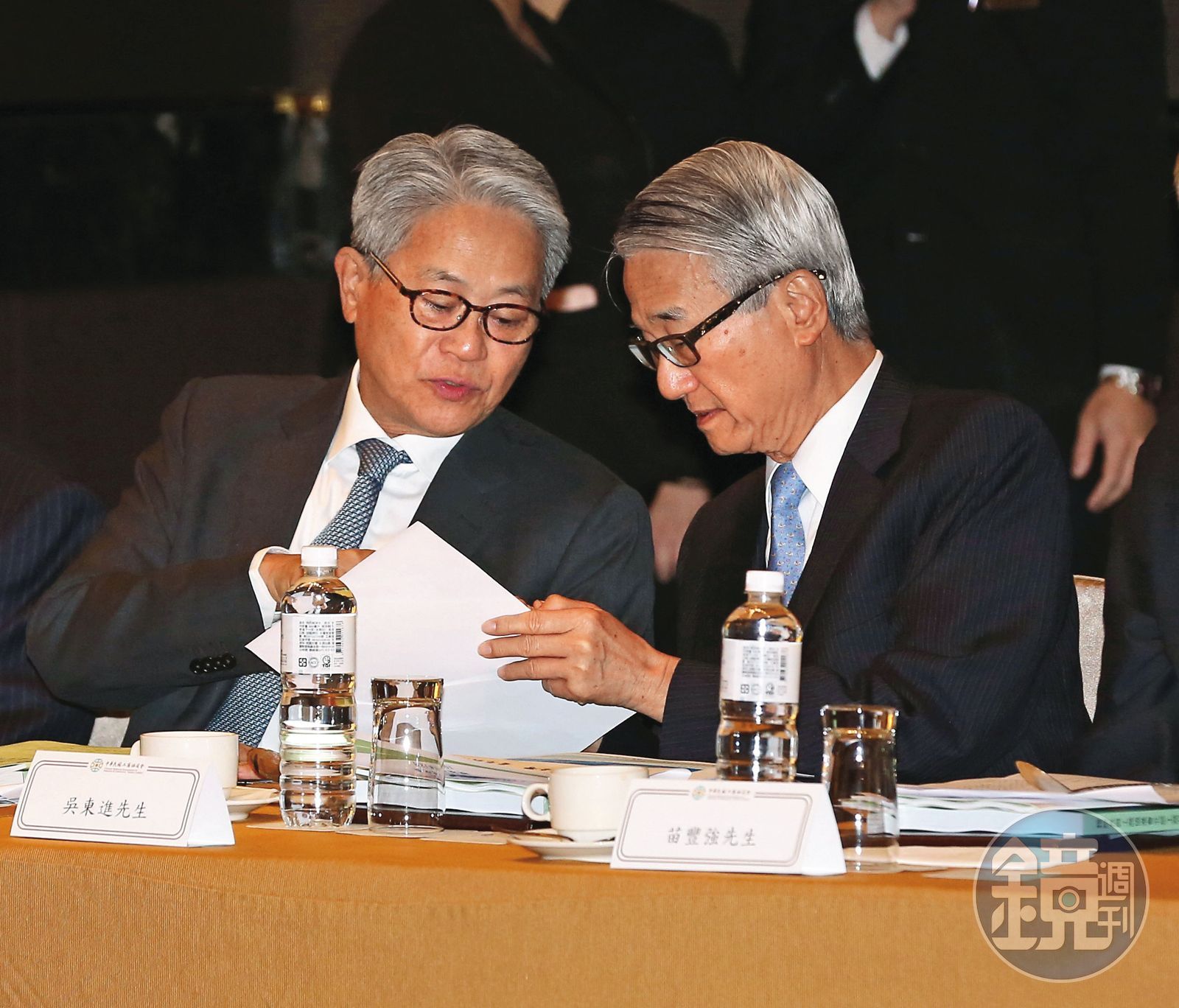 吳東進（右）、吳東亮（左）兄弟在新光三越爭奪戰中各有立場，如今面對陳子婷訴請分產，兄弟是否合作引發關注。