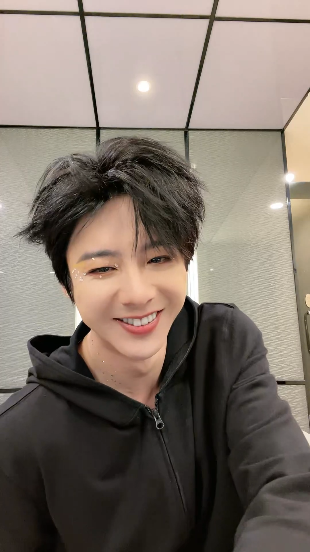 ▲▼劉宇寧開唱「36首歌單」炸翻全場！帶妝開直播吸1700萬觀看。（圖／翻攝自微博）