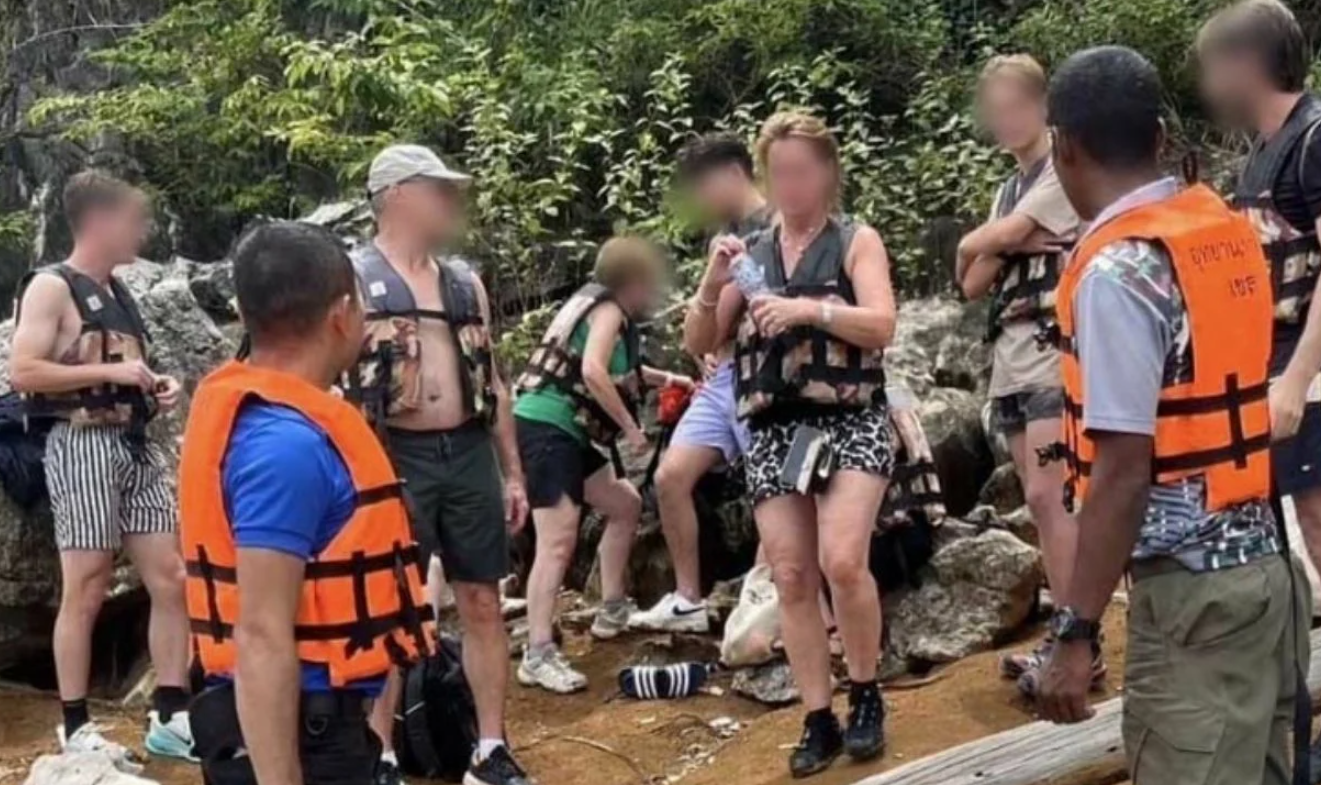 ▲▼下龍灣重演！泰觀光船「遇妖風翻覆」女導遊亡。（圖／翻攝自Facebook／ศูนย์ข่าวตรง、民意報）