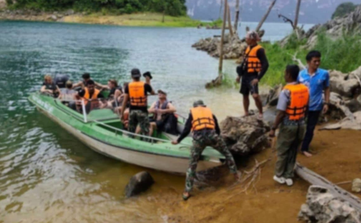 ▲▼下龍灣重演！泰觀光船「遇妖風翻覆」女導遊亡。（圖／翻攝自Facebook／ศูนย์ข่าวตรง、民意報）