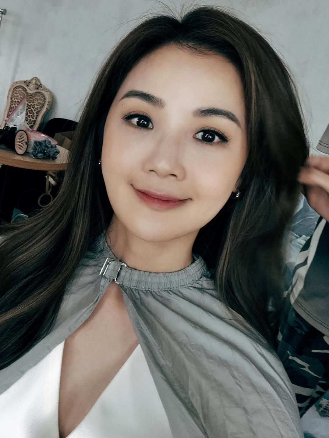 ▲▼阿Sa防颱家中吃炸雞！身後「米字膠帶貼大窗。（圖／翻攝自IG）