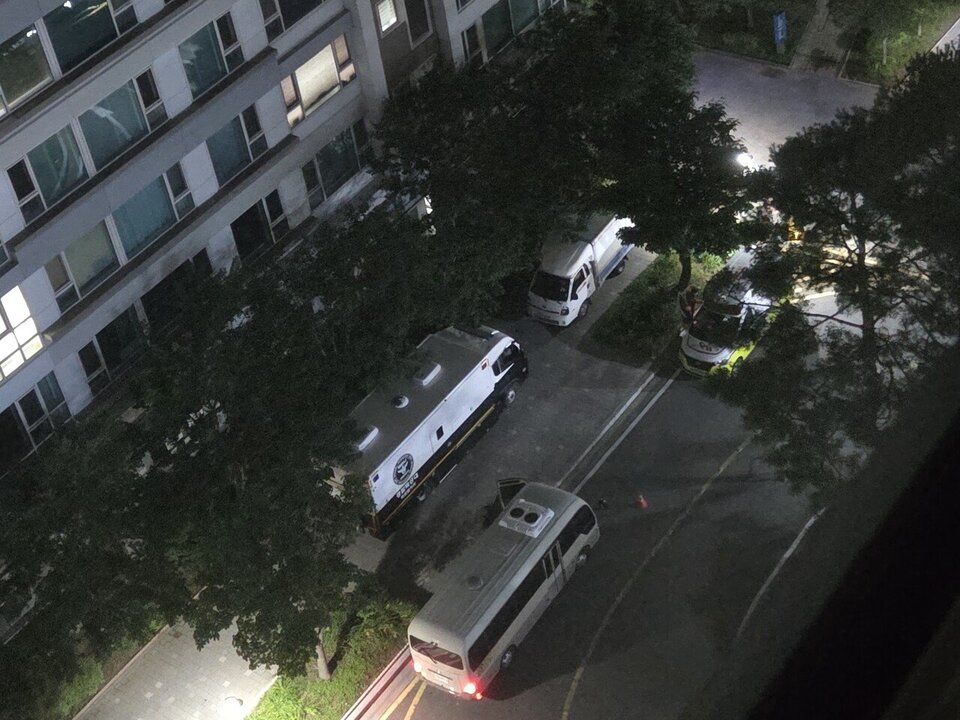 ▲▼南韓仁川市延壽區松島洞20日晚間發生在生日派對槍殺兒子的人倫悲劇。（圖／翻攝自韓網）