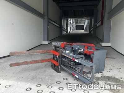 快訊／路竹泵浦廠堆高機翻覆　駕駛頭部受傷送醫