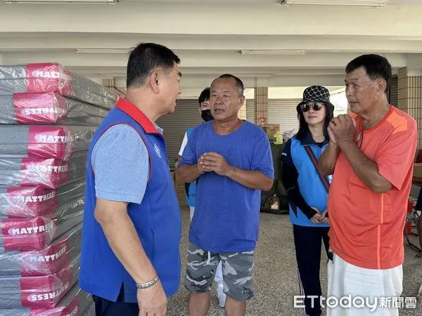 ▲台南市議員盧崑福陪同將軍區長許博森等人，在將軍區公所解除安裝床墊，協助分送至災情嚴重地區。（記者林東良翻攝，下同）