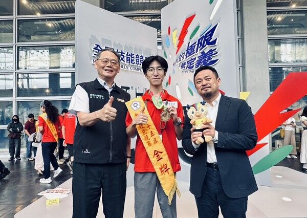 ▲全國技能競賽，大安高工謝秉諺奪漆作金牌