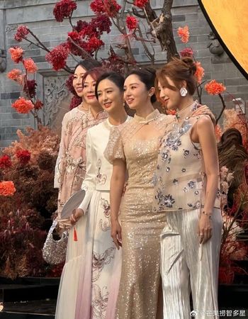 ▲佟麗婭擔任董璇的伴娘。（圖／翻攝自微博）