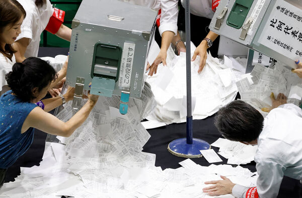 ▲▼日本參議院大選開票。（圖／路透）