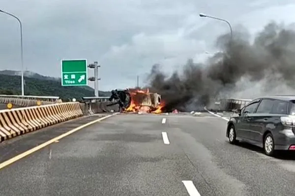 ▲▼國5北向54公里發生自撞火燒車事故。（圖／翻攝爆料公社）