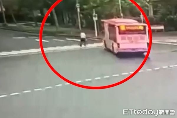 ▲▼周佳正小跑步過馬路慘遭公車撞死。（圖／記者邱中岳翻攝）