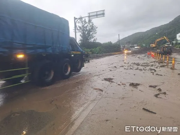 ▲台9線大武南興段土石流一度中斷交通。（圖／記者楊晨東翻攝）