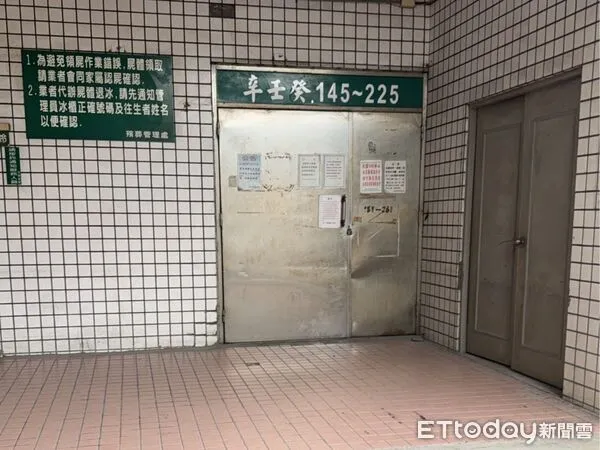 ▲高雄市立殯儀館的入殮室門口地板發現彈殼             。（圖／記者吳奕靖翻攝）