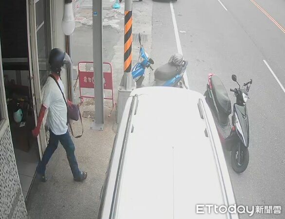 ▲竊賊騎贓車潛入裝潢中店家，花費40秒偷走皮包逃逸，警方正以車追人查緝中。（圖／記者楊永盛翻攝）