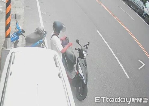 ▲竊賊騎贓車潛入裝潢中店家，花費40秒偷走皮包逃逸，警方正以車追人查緝中。（圖／記者楊永盛翻攝）