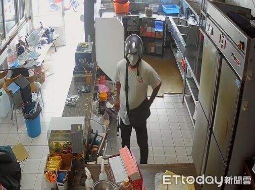 ▲竊賊騎贓車潛入裝潢中店家，花費40秒偷走皮包逃逸，警方正以車追人查緝中。（圖／記者楊永盛翻攝）