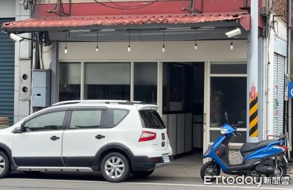 ▲竊賊騎贓車潛入裝潢中店家，花費40秒偷走皮包逃逸，警方正以車追人查緝中。（圖／記者楊永盛翻攝）