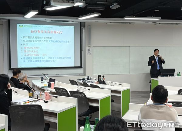 ▲王正坤醫師於中山大學後EMBA課程中分享藝群醫美集團快速展店的策略資源運用。（記者林東良翻攝，下同）