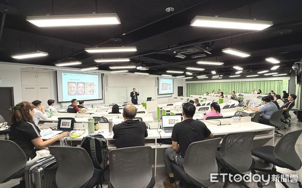 ▲王正坤醫師於中山大學後EMBA課程中分享藝群醫美集團快速展店的策略資源運用。（記者林東良翻攝，下同）