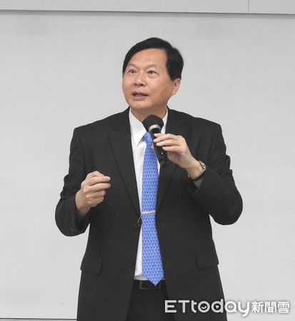 ▲王正坤醫師於中山大學後EMBA課程中分享藝群醫美集團快速展店的策略資源運用。（記者林東良翻攝，下同）