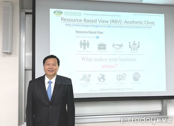 ▲王正坤醫師於中山大學後EMBA課程中分享藝群醫美集團快速展店的策略資源運用。（記者林東良翻攝，下同）