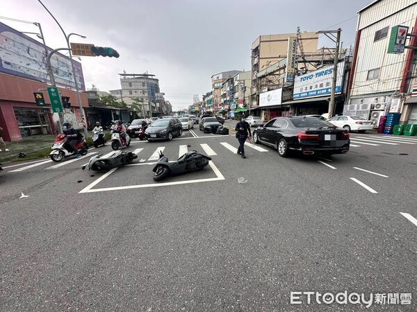 ▲▼             屏東騎士闖紅燈撞上左轉車，人噴飛更擊落3名無辜騎士與乘客。（圖／記者陳崑福翻攝，下同）