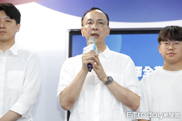 ▲▼國民黨中央黨部舉辦：反惡罷 戰獨裁！全黨總動員暨「站出來，不讓民主被偷走」CF發表會，黨主席朱立倫及國民黨青年團共同出席。（圖／記者湯興漢攝）