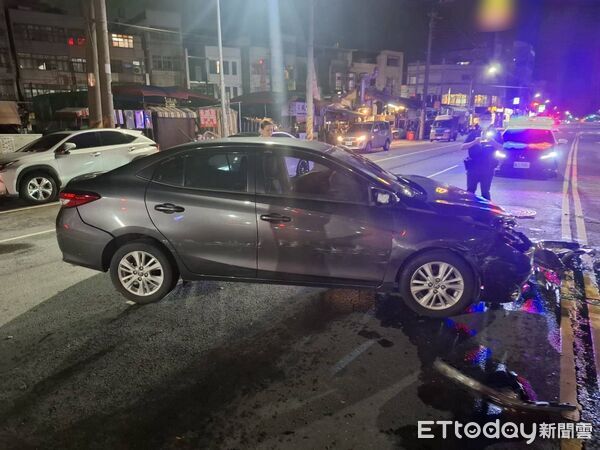 ▲▼高雄轎車逆向衝出！路口迎面對撞左轉車　駕駛左腳斷了慘困車內。（圖／記者賴文萱翻攝）
