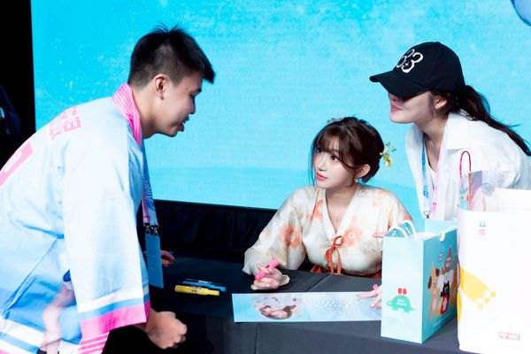 ▲李珠珢與VVIP近距離互動。（圖/富邦育樂提供）