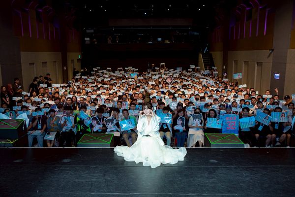 ▲李珠珢與粉絲們合影留念。（圖/富邦育樂提供）