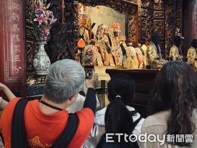 ▲台南市文化局推出祈福導覽活動，帶領民眾走讀台南六大廟宇，赤嵌樓內設有魁星祈福榜與鉛筆祈願儀式，每年吸引眾多考生前來。（記者林東良翻攝，下同）