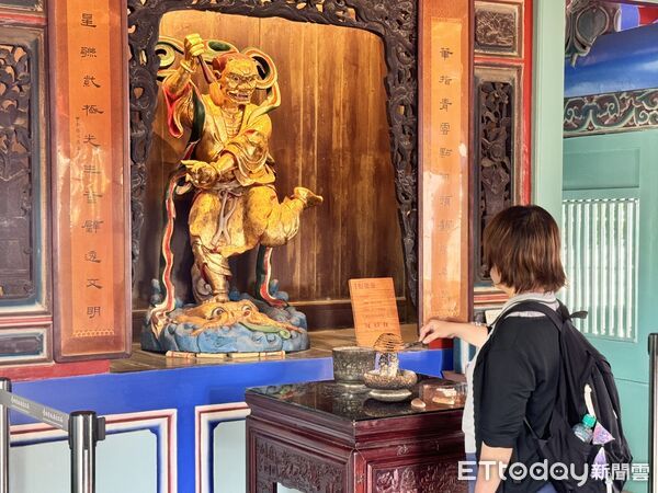 ▲台南市文化局推出祈福導覽活動，帶領民眾走讀台南六大廟宇，赤嵌樓內設有魁星祈福榜與鉛筆祈願儀式，每年吸引眾多考生前來。（記者林東良翻攝，下同）