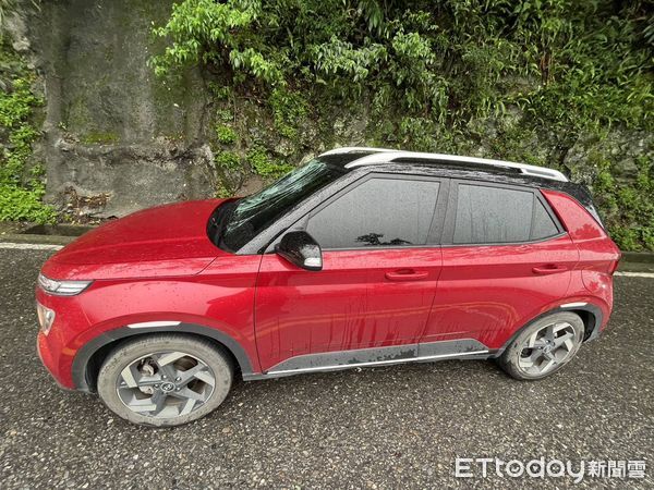 ▲▼            蘇花公路落石砸中車輛。（圖／記者游芳男翻攝，下同）