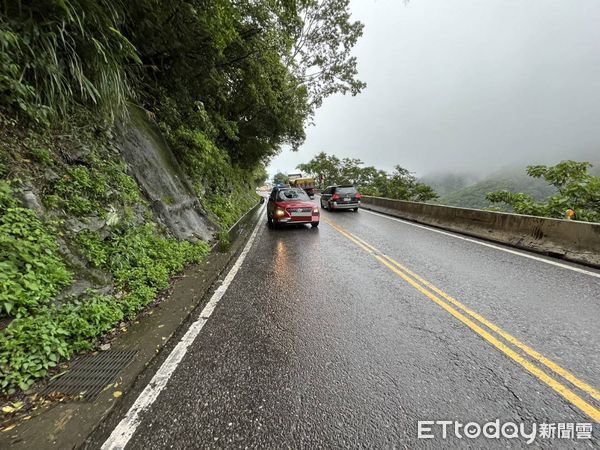 ▲▼            蘇花公路落石砸中車輛。（圖／記者游芳男翻攝，下同）