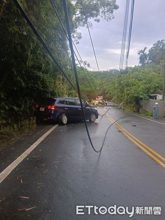 ▲2部自小客車於中寮鄉投22線發生車禍、撞斷路邊電線桿，一度造成4856戶停電。（圖／吳姓民眾提供）
