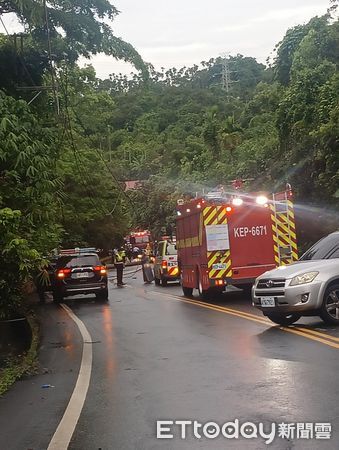 ▲2部自小客車於中寮鄉投22線發生車禍、撞斷路邊電線桿，一度造成4856戶停電。（圖／吳姓民眾提供）